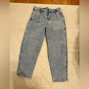 Hollister Ultra High-Rise Mom Jean, Light Wash